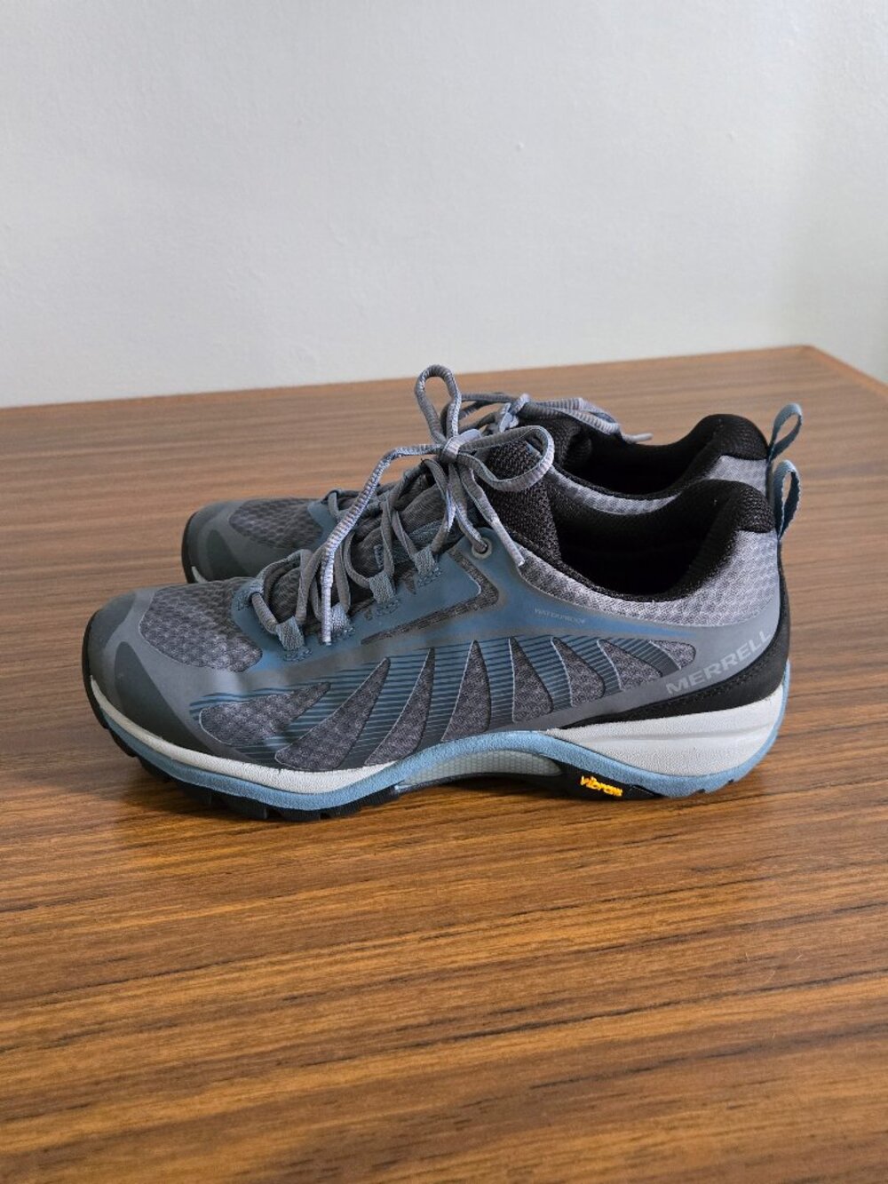Merrell Womens 9W Trail Hiking Shoes Treads Intact Vibram TC5+ Outsole sl Crease
